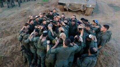 חיילים ברגע תפילה לפני כניסה לעזה | אורן כהן