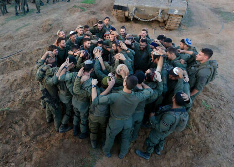 חיילים ברגע תפילה לפני כניסה לעזה | אורן כהן