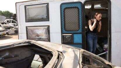 "את מסתכלת ואומרת: זה מה שהציל אותנו?". בלג'מן־כאדר בקרוואן, שבועיים אחרי הטבח. | רויטרס