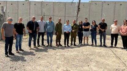 תא"ל יקי דולף, מפקד אוגדת יהודה ושומרון, בסיור בקו התפר עם ראש המועצה, סגניה, בכירי המועצה ונציגי היישובים. באדיבות המועצה