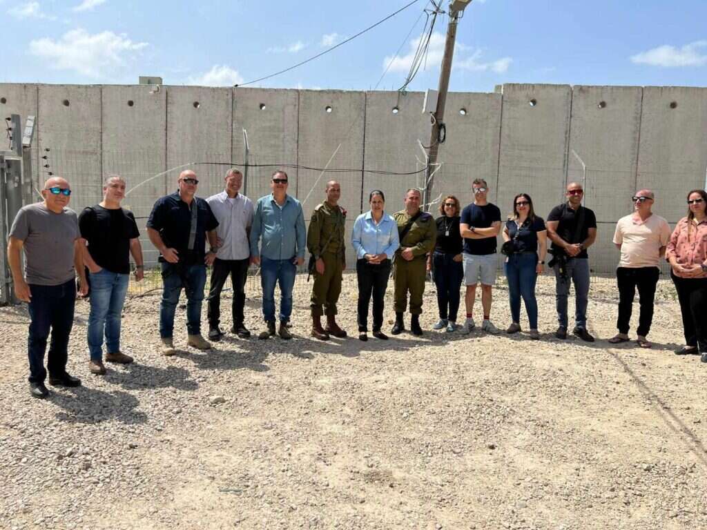 תא"ל יקי דולף, מפקד אוגדת יהודה ושומרון, בסיור בקו התפר עם ראש המועצה, סגניה, בכירי המועצה ונציגי היישובים. באדיבות המועצה תא"ל יקי דולף, מפקד אוגדת יהודה ושומרון, בסיור בקו התפר עם ראש המועצה, סגניה, בכירי המועצה ונציגי היישובים. באדיבות המועצה