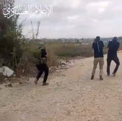 פעילי חמאס יורים מטולכרם לכיוון בת-חפר פעילי חמאס יורים מטולכרם לכיוון בת-חפר