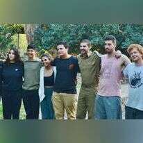 מימין: עידו אפל הי"ד, רואי אליאס הי"ד וגלי רועי שקותאי הי"ד, בני צופר שנפלו במלחמה, יחד עם שאר בני ובנות שכבת גילם מהיישוב. | באדיבות המשפחות