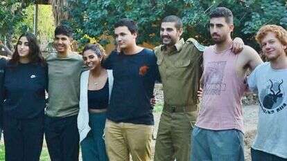 מימין: עידו אפל הי"ד, רואי אליאס הי"ד וגלי רועי שקותאי הי"ד, בני צופר שנפלו במלחמה, יחד עם שאר בני ובנות שכבת גילם מהיישוב. | באדיבות המשפחות