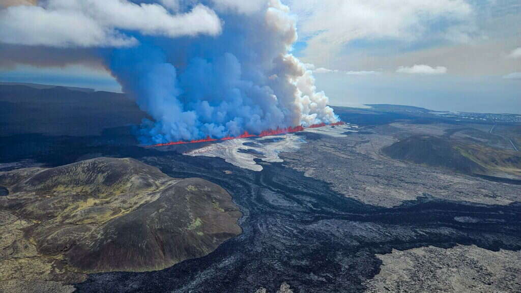 זרימת הלבה מהתפרצות הגעש באיסלנד, אתמול. | Icelandic Coast Guard / AFP