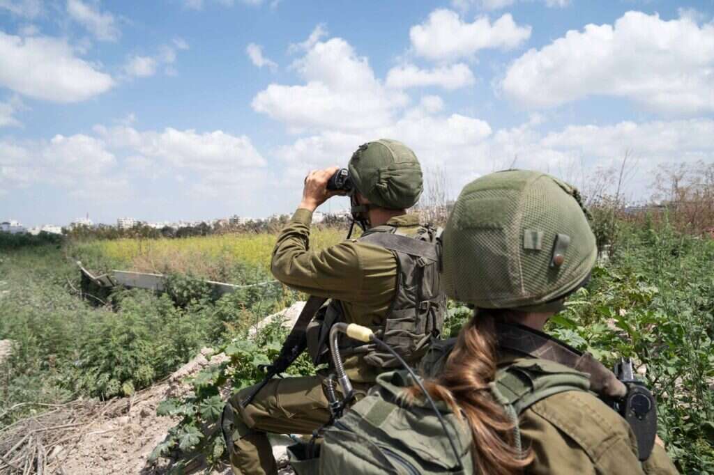 לוחמי צה"ל בסריקות באזור קו התפר, לאחר הירי לבת חפר וליישובי הסביבה מאזור טול-כרם. | דובר צה"ל