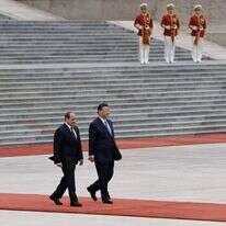 נשיא סין שי ג'ינפינג עם נשיא מצרים עבד אל־פתאח א־סיסי בטקס קבלת פנים בבייג'ינג, ביום רביעי. | אי.פי.איי