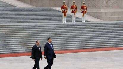 נשיא סין שי ג'ינפינג עם נשיא מצרים עבד אל־פתאח א־סיסי בטקס קבלת פנים בבייג'ינג, ביום רביעי. | אי.פי.איי