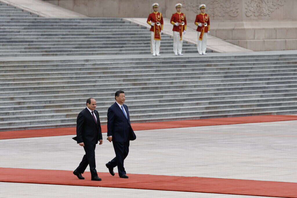 נשיא סין שי ג'ינפינג עם נשיא מצרים עבד אל־פתאח א־סיסי בטקס קבלת פנים בבייג'ינג, ביום רביעי. | אי.פי.איי