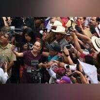 שיינבאום עם אוהדיה במקסיקו־סיטי, השבוע. | איי.אף.פי