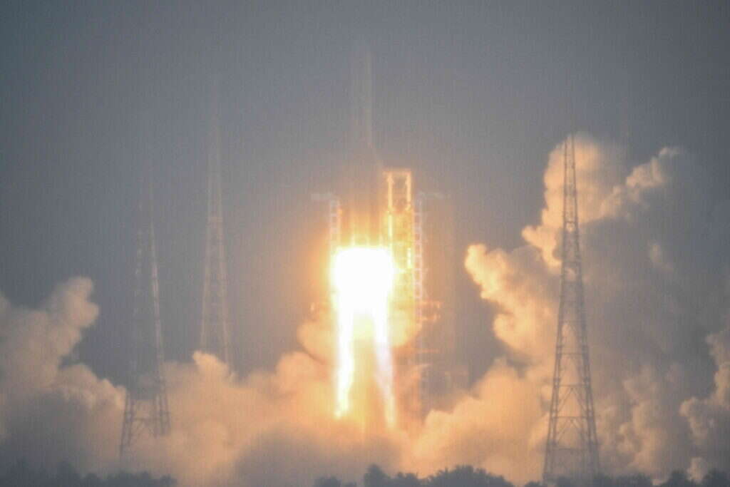 שיגור הטיל הסיני שנשא את  הגשושית לחלל. | AFP
