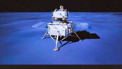 הדמיית הגשושית במרכז השליטה של תוכנית החלל הסינית. | EPA