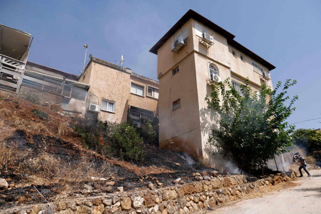 שריפות סמוך למבנים בקריית שמונה בעקבות התקפות חיזבאללה. | AFP