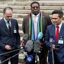 עוזר שר החוץ הפלסטיני עמר חיג'אזי (שמאל) ליד נציגי דרום אפריקה בהאג, בחדוש שעבר. | Nick Gammon / AFP