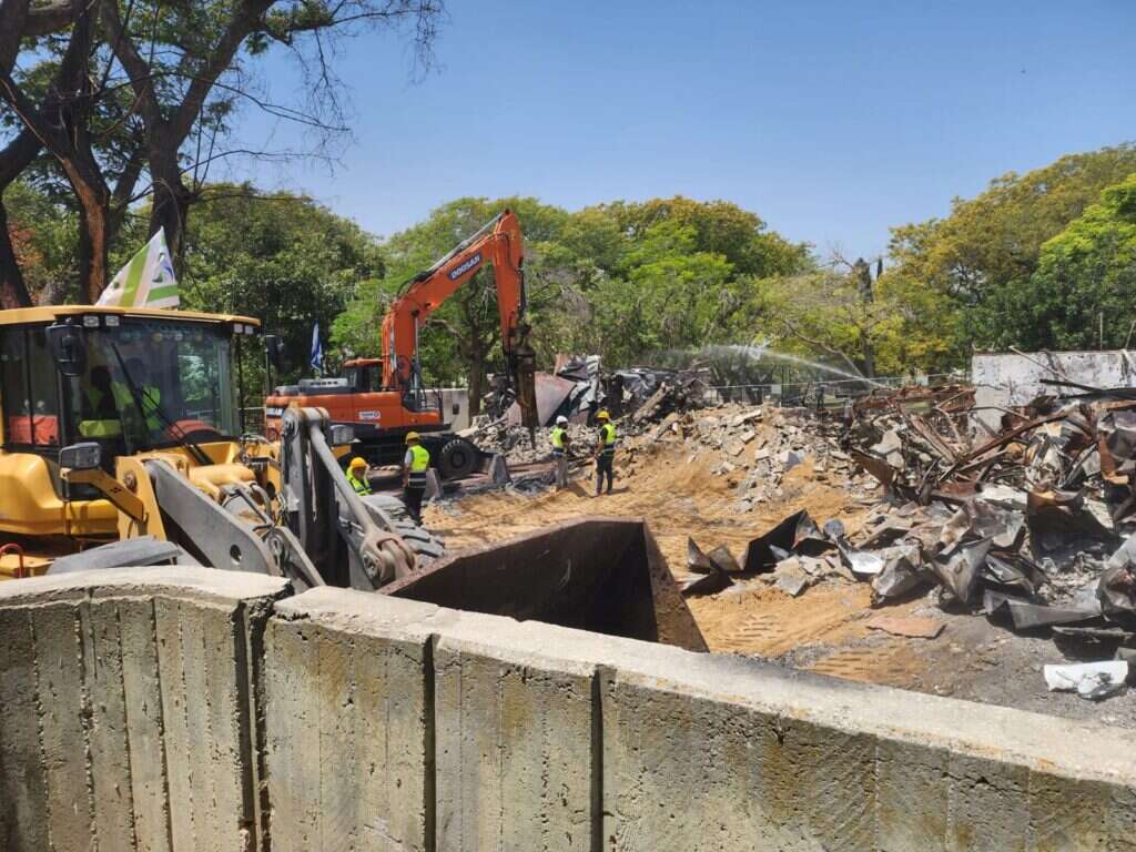 הריסת מבני הציבור בקיבוץ בארי. | מנהלת תקומה