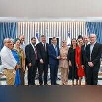 משפחות שלושת הנערים עם יוזמי החוק בבית הנשיא. | קובי גדעון/לעמ