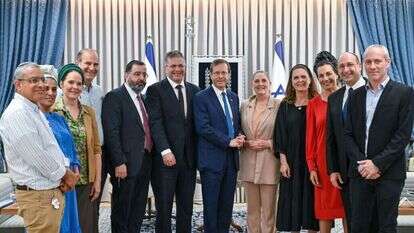 משפחות שלושת הנערים עם יוזמי החוק בבית הנשיא. | קובי גדעון/לעמ משפחות שלושת הנערים עם יוזמי החוק בבית הנשיא. | קובי גדעון/לעמ