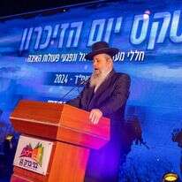 ראש העיר הרב חנוך זייברט. | יוסי אלוני ראש העיר הרב חנוך זייברט. | יוסי אלוני