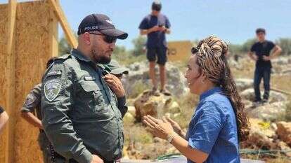 רויטל שמיר, אלמנתו של מוטי שמיר ז"ל שנפל ב-7 באוקטובר, בעת הרס השכונה בשומרון. | רועי חדי