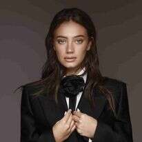 ריף נאמן. | טל עבודי. סטיילינג: דניאלה קפלוטו, עוזרת סטיילינג: עדן שלום, איפור: חן אלקבץ, שיער: לירז אגם. חליפה שחורה: גוצ׳י לבוטיק אניגמה