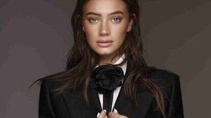 ריף נאמן. | טל עבודי. סטיילינג: דניאלה קפלוטו, עוזרת סטיילינג: עדן שלום, איפור: חן אלקבץ, שיער: לירז אגם. חליפה שחורה: גוצ׳י לבוטיק אניגמה