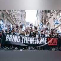 משתתפים במצעד Israel Day Parade בניו יורק, השבוע, קוראים להשבת החטופים. | EPA/OLGA FEDOROVA