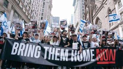 משתתפים במצעד Israel Day Parade בניו יורק, השבוע, קוראים להשבת החטופים. | EPA/OLGA FEDOROVA