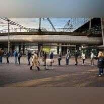 מצביעים עומדים בתור להצבעה בקלפי בבחירות לפרלמנט האירופי, בהולנד. | EPA