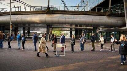 מצביעים עומדים בתור להצבעה בקלפי בבחירות לפרלמנט האירופי, בהולנד. | EPA