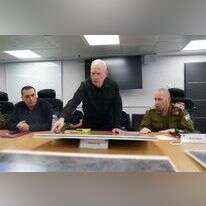 שר הביטחון עם מפקד פיקוד הדרום ומנכ״ל משרד הביטחון בהערכת מצב, השבוע. | אריאל חרמוני, משרד הביטחון