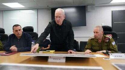 שר הביטחון עם מפקד פיקוד הדרום ומנכ״ל משרד הביטחון בהערכת מצב, השבוע. | אריאל חרמוני, משרד הביטחון
