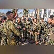 הרמטכ"ל הרצי הלוי עם לוחמי נצח יהודה בגבול רצועת עזה. | דובר צה"ל
