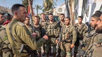 הרמטכ"ל הרצי הלוי עם לוחמי נצח יהודה בגבול רצועת עזה. | דובר צה"ל