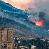 האש הגיעה עד הקמפוס. ההר בוער מעל קריית־שמונה, השבוע. | אייל מרגולין, פלאש 90