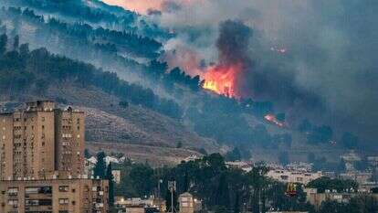 האש הגיעה עד הקמפוס. ההר בוער מעל קריית־שמונה, השבוע. | אייל מרגולין, פלאש 90