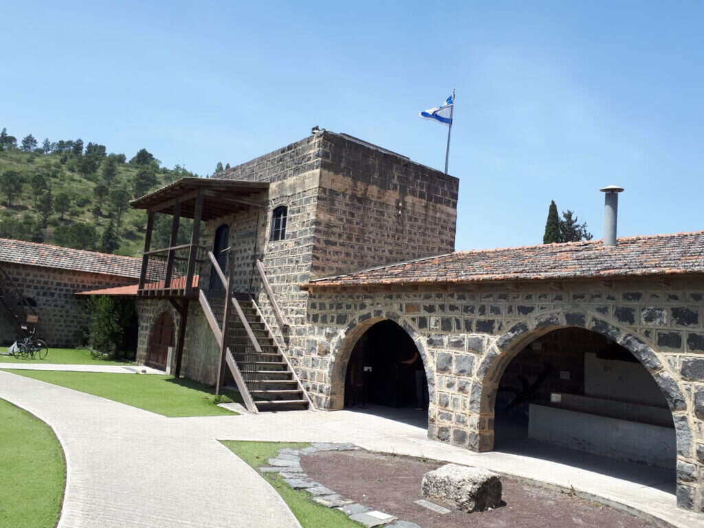 לא מוותרים על סמל. חצר תל־חי. | בתיה לוי, באדיבות פיקיויקי