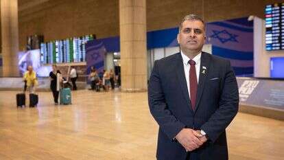 להסתכל לאויב בעיניים. השר אופיר סופר בנתב"ג, השבוע. | אריק סולטן