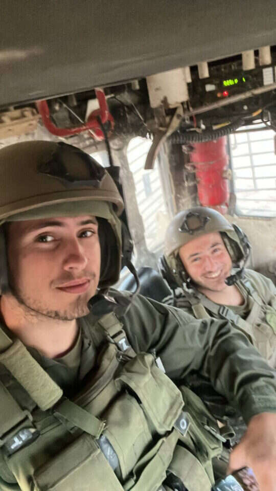 קרובים כמו אחים. ירחי (משמאל) ושותפו לצוות, נאור לוי. | עמיאל ירחי