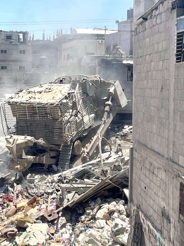 הבולדוזר בפעולה בתוך רפיח. | עמיאל ירחי