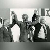 לוי עם שרון ושמיר, 1986. | משה שי, פלאש 90 לוי עם שרון ושמיר, 1986. | משה שי, פלאש 90