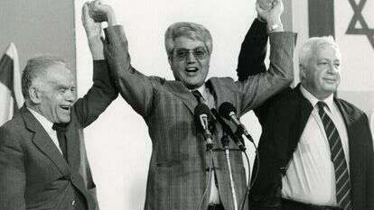 לוי עם שרון ושמיר, 1986. | משה שי, פלאש 90