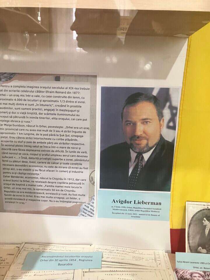 אביגדור ליברמן, בן לילידי העיר. | אדוארד דוקס