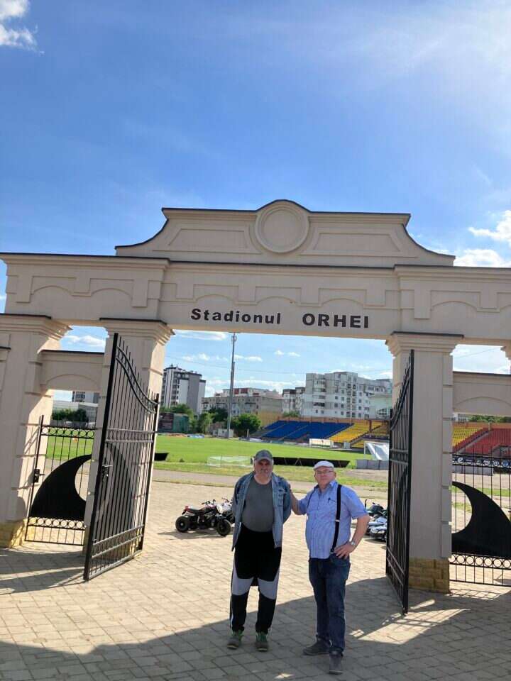 אהדה לראש העיר כתוצאה משדרוג פניה. דוקס )מימין( ולידו מונדריאן בכניסה לאצטדיון העירוני. | אדוארד דוקס