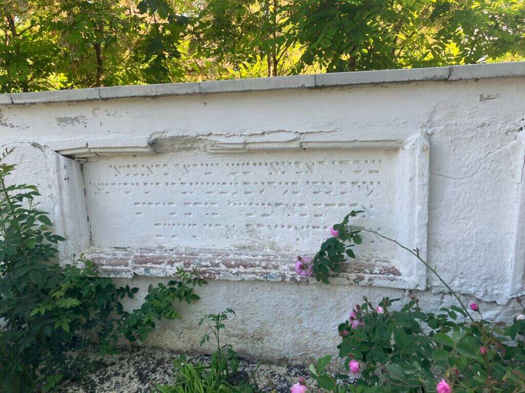 כתובת הנצחה ביידיש. | אדוארד דוקס