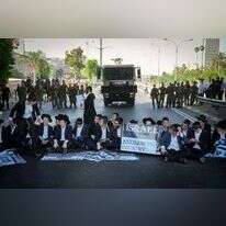 מפגינים חרדים נגד חוק הגיוס, בזמן הדיון בבג"ץ בנושא | אריק מרמור, פלאש 90