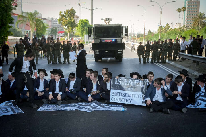 מפגינים חרדים נגד חוק הגיוס, בזמן הדיון בבג"ץ בנושא | אריק מרמור, פלאש 90