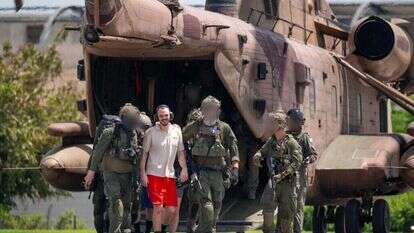 תיעוד מרגע נחיתת המסוק עם שלושה מהחטופים ששבו ארצה . | דובר צה"ל תיעוד מרגע נחיתת המסוק עם שלושה מהחטופים ששבו ארצה . | דובר צה"ל