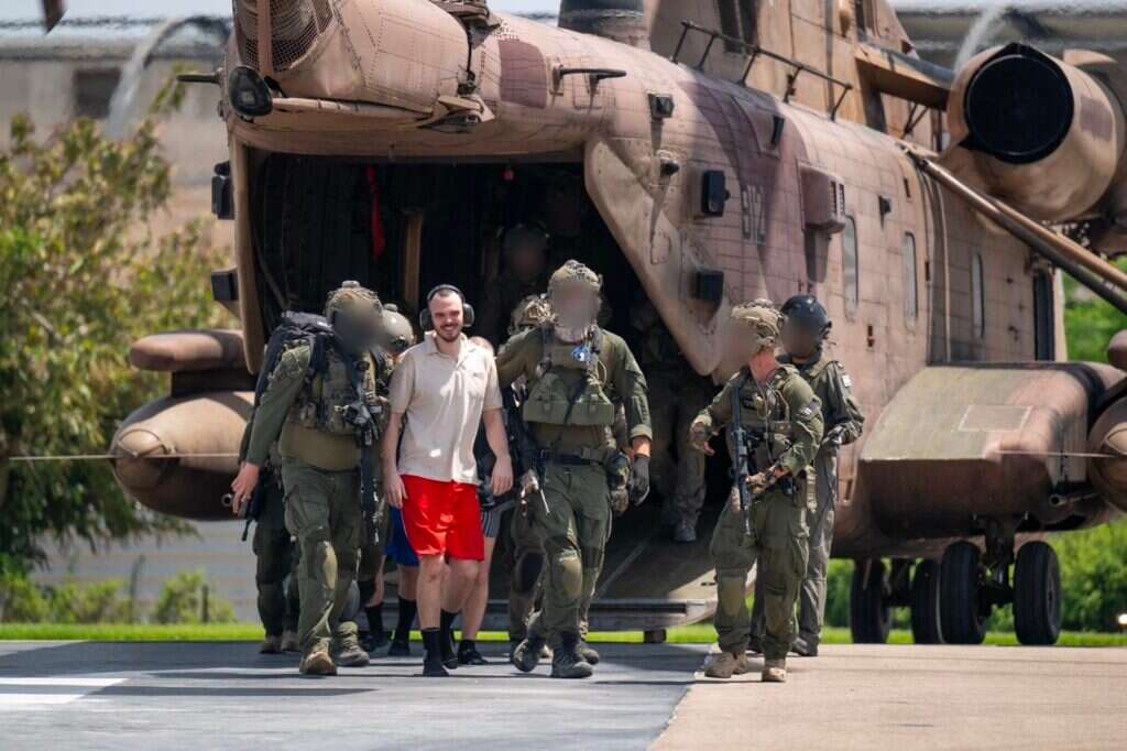 תיעוד מרגע נחיתת המסוק עם שלושה מהחטופים ששבו ארצה . | דובר צה"ל