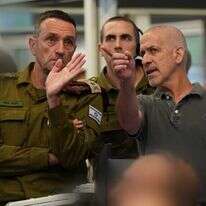 ראש השב״כ והרמטכ״ל בחדר המבצעים של השב"כ מנהלים את מבצע החילוץ. | דוברות שב"כ