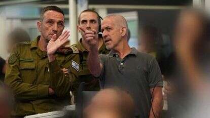 ראש השב״כ והרמטכ״ל בחדר המבצעים של השב"כ מנהלים את מבצע החילוץ. | דוברות שב"כ